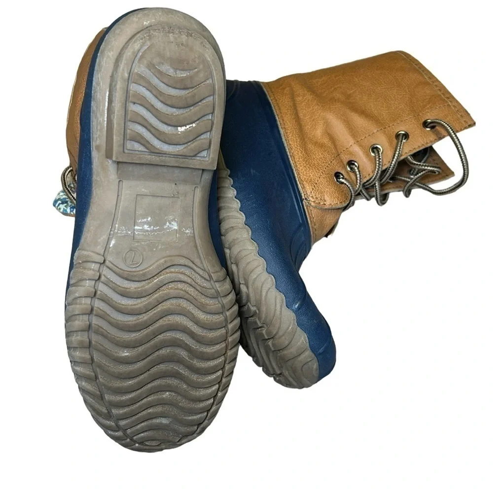 BLUE SUEDESHOES BROWN & NAVY BLUE RUBBER DUCK BOOTS, SIZE 7